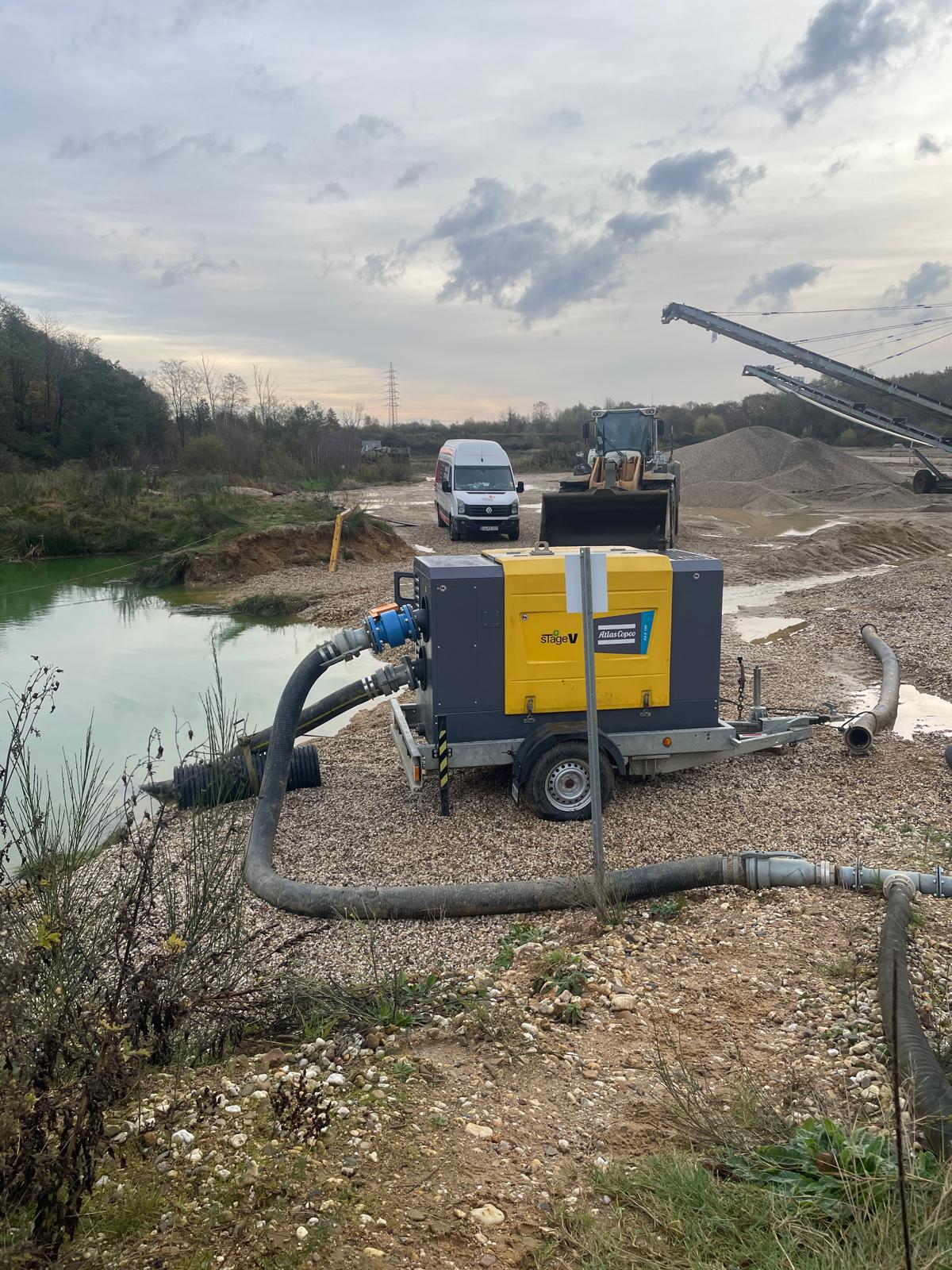 Montagefahrzeug und mobile Dieselpumpe vom Pumpenzentrum Wilbert in einer Kiesgrube