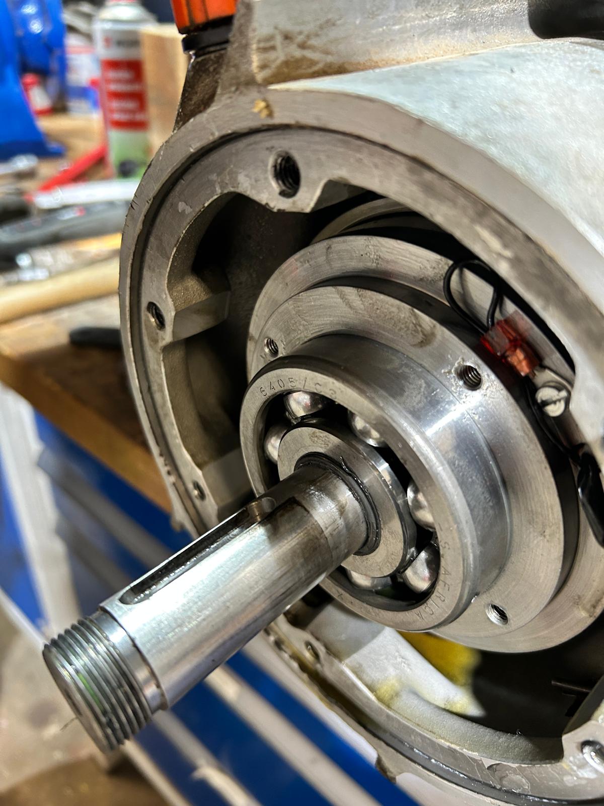 Nahaufnahme iner Pumpenwelle während einer Fehlersuche