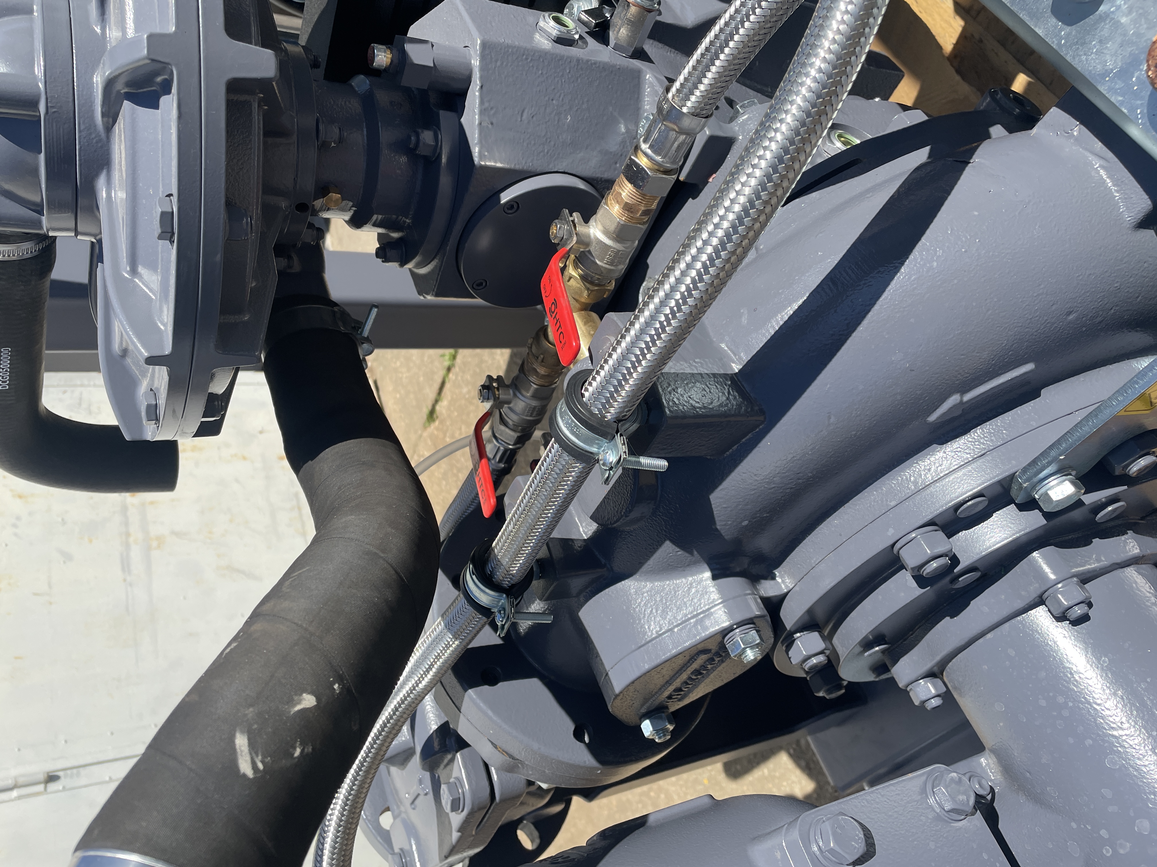 Pumpe vor der Halle, angeliefert zur Effizienzbewertung