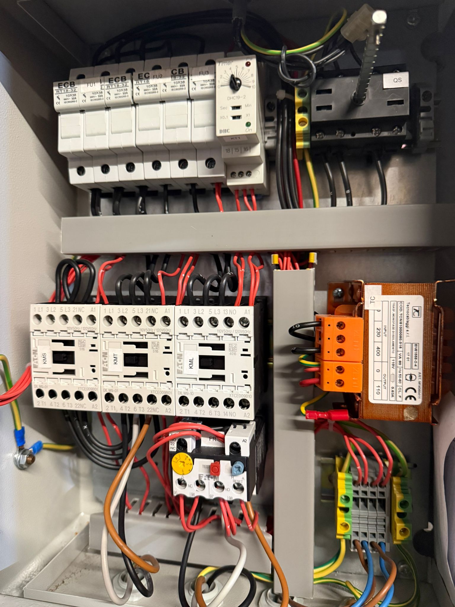 Das innere eines Schaltschrankes einer Pumpensteuerung