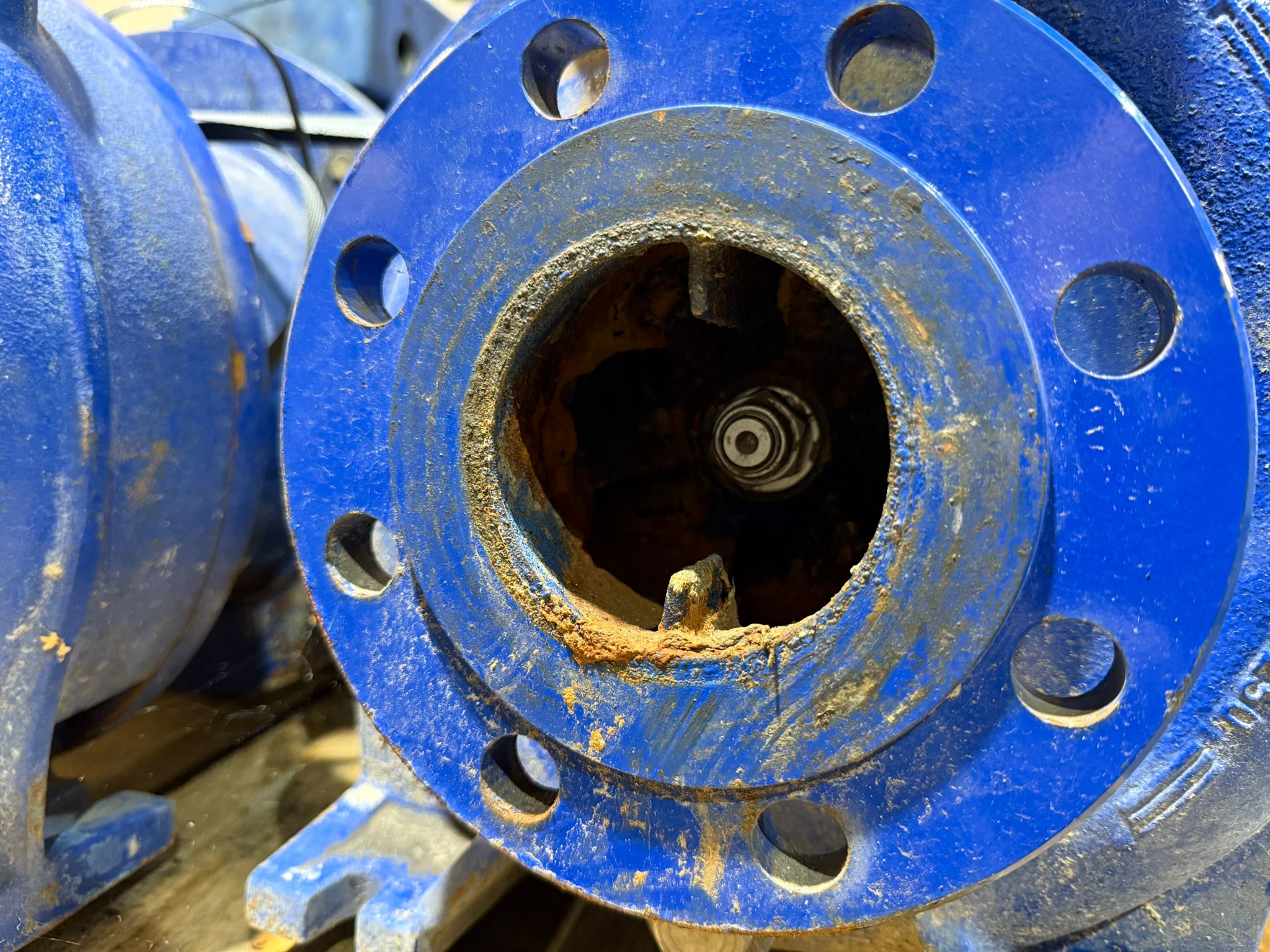 Nahaufnahme eines verschlissenen Flansches an einer Großpumpe