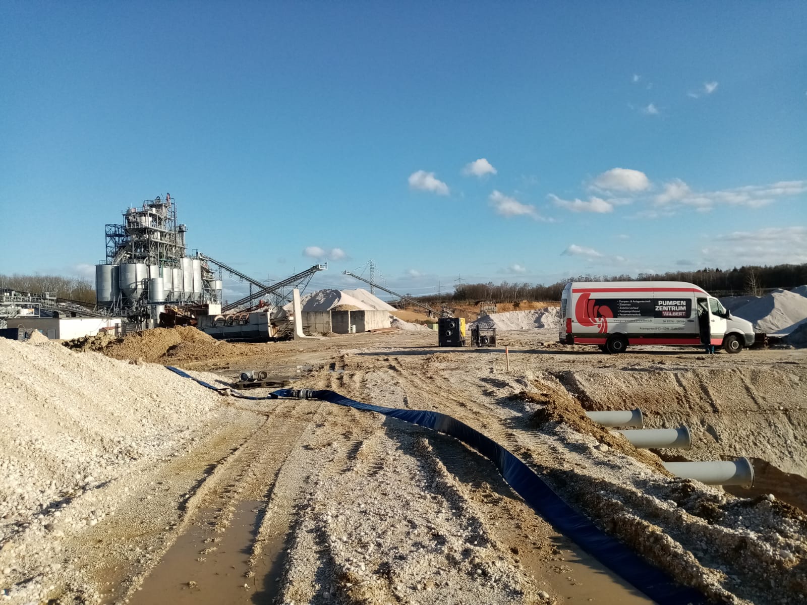 Montagefahrzeug vom Pumpenzentrum Wilbert in einer Kiesgrube während einer Wartung an der Grubenpumpanlage
